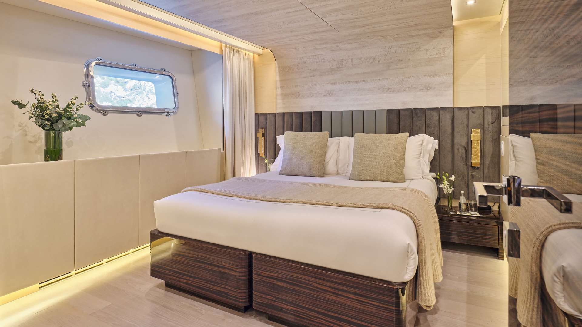 Charter Yacht AXIOS - Admiral Yachts 47m - 5 Cabins - Athens - Mykonos - Santorini