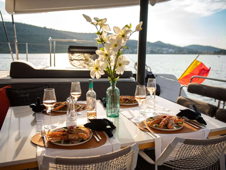 SERENITY Lagoon 52F - alfresco dining set up SERENITY Lagoon 52F - alfresco dining set up