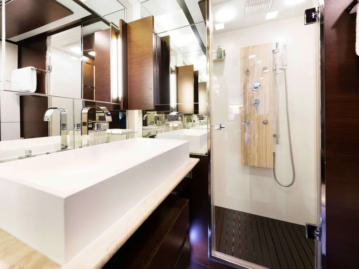INSIEME Azimut 105 - twin cabin 1 bathroom INSIEME Azimut 105 - twin cabin 1 bathroom