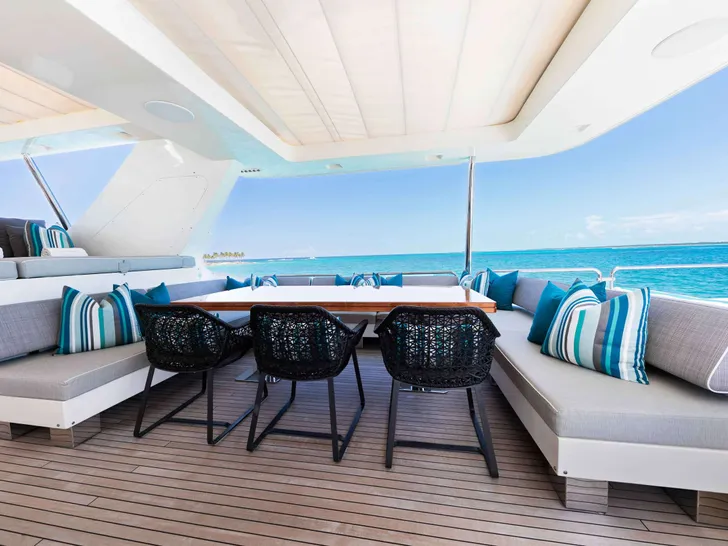 INSIEME Azimut 105 - flybridge dining area INSIEME Azimut 105 - flybridge dining area