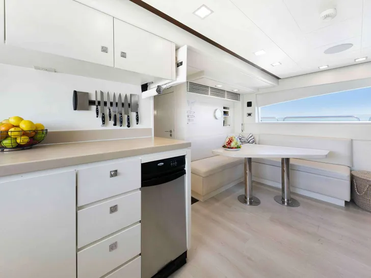 INSIEME Azimut 105 - galley INSIEME Azimut 105 - galley