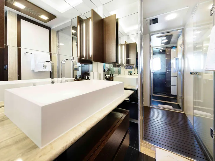 INSIEME Azimut 105 - master cabin bathroom INSIEME Azimut 105 - master cabin bathroom
