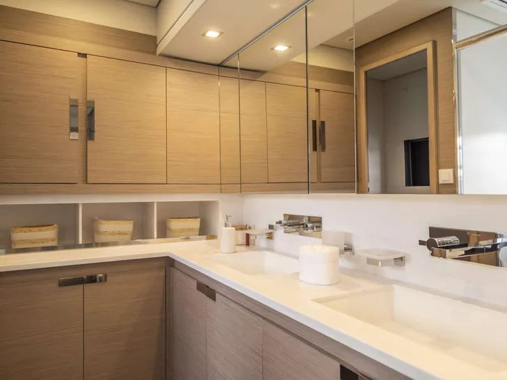 SEMPER FIDELIS Fountaine Pajot Alegria 67 - VIP cabin bathroom SEMPER FIDELIS Fountaine Pajot Alegria 67 - VIP cabin bathroom