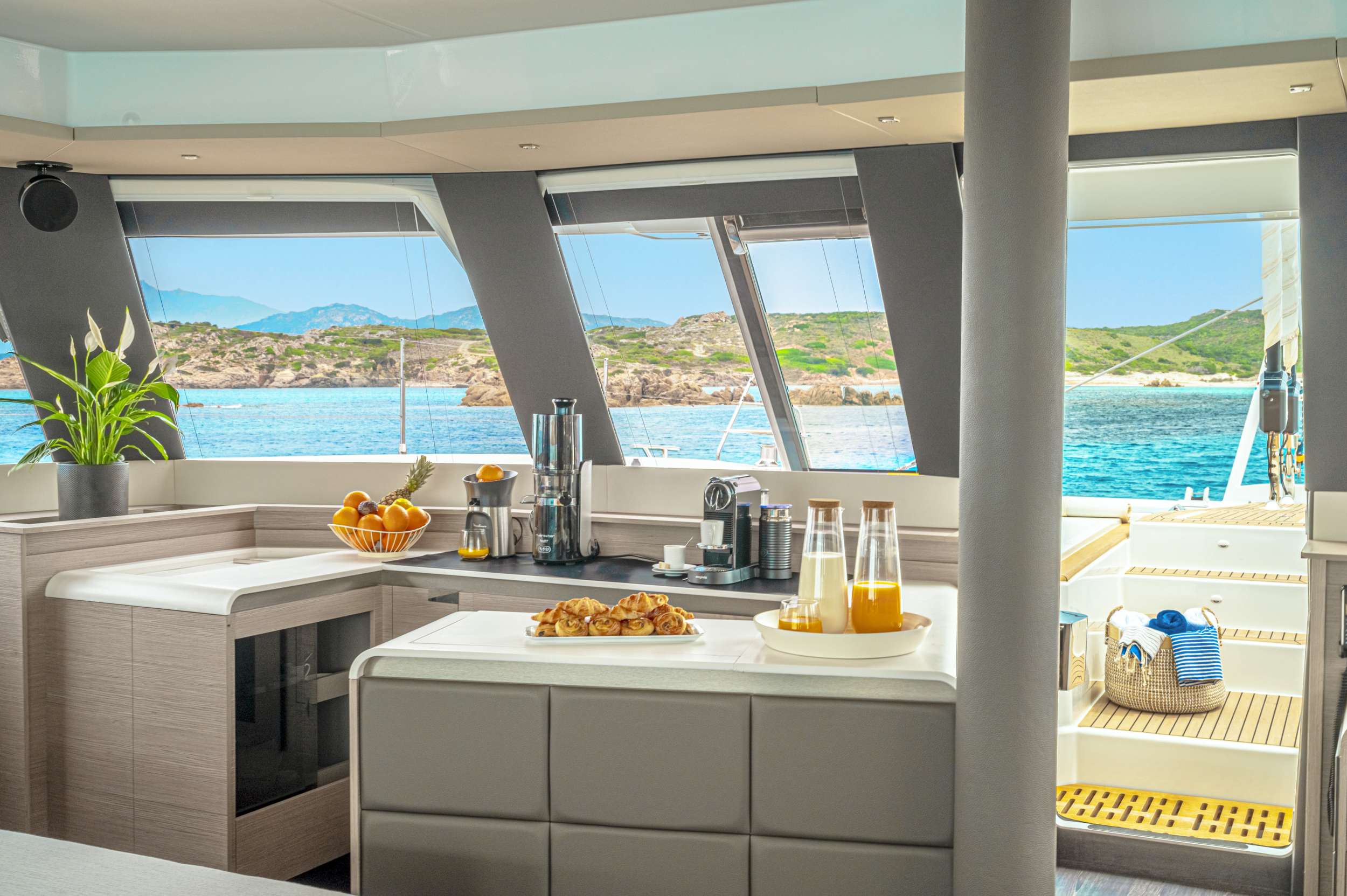 SEMPER FIDELIS Fountaine Pajot Alegria 67 - galley