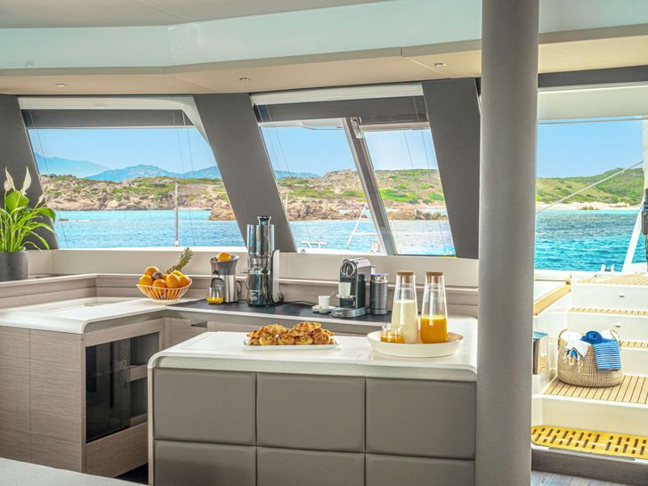 SEMPER FIDELIS Fountaine Pajot Alegria 67 - galley SEMPER FIDELIS Fountaine Pajot Alegria 67 - galley