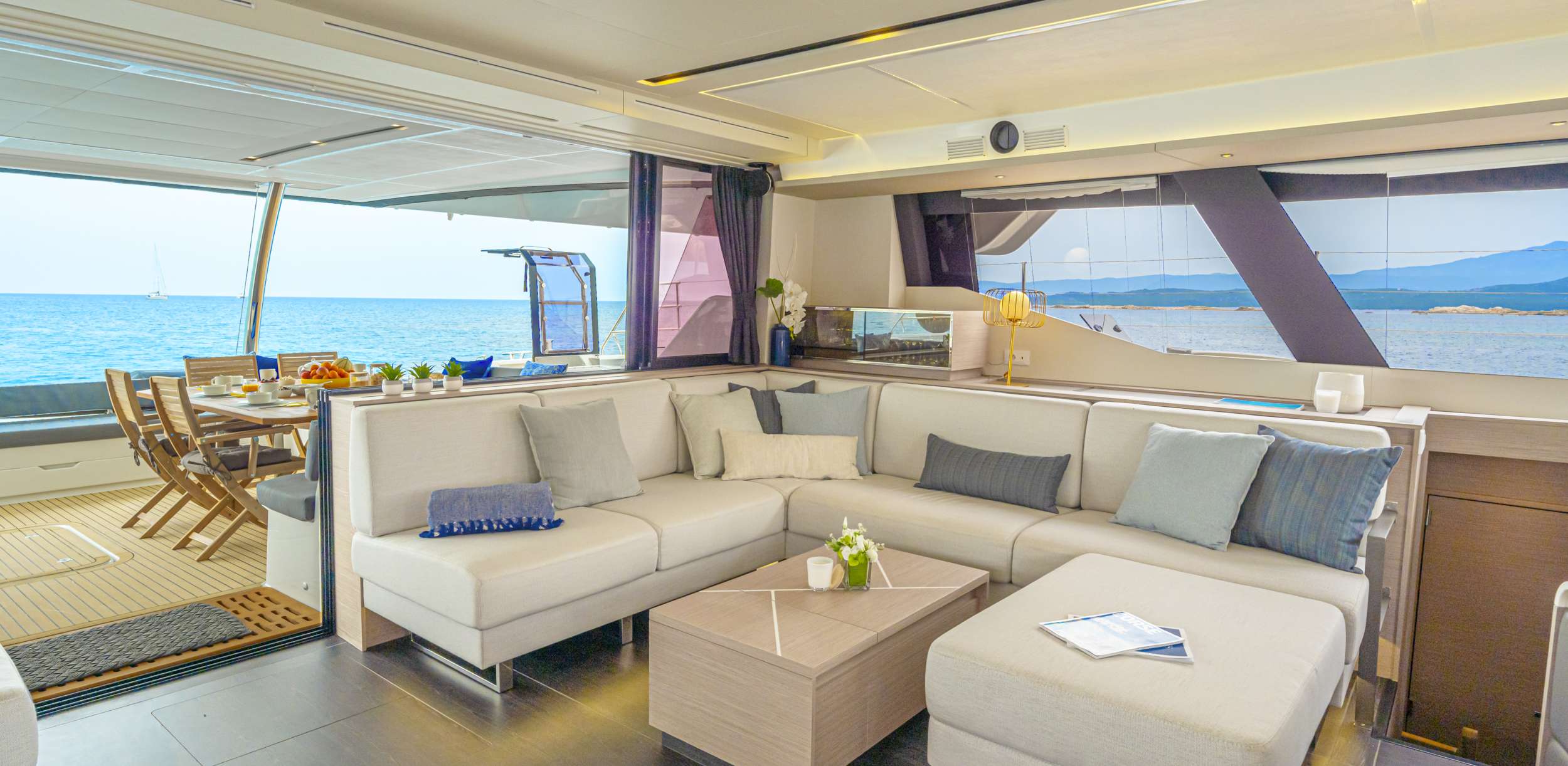 SEMPER FIDELIS Fountaine Pajot Alegria 67 - saloon lounge