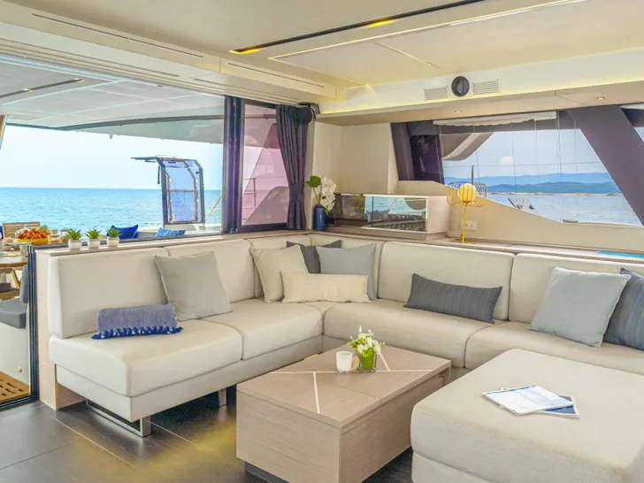SEMPER FIDELIS Fountaine Pajot Alegria 67 - saloon lounge SEMPER FIDELIS Fountaine Pajot Alegria 67 - saloon lounge
