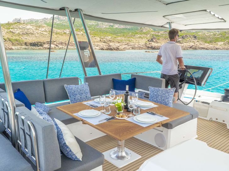 SEMPER FIDELIS Fountaine Pajot Alegria 67 - flybridge SEMPER FIDELIS Fountaine Pajot Alegria 67 - flybridge