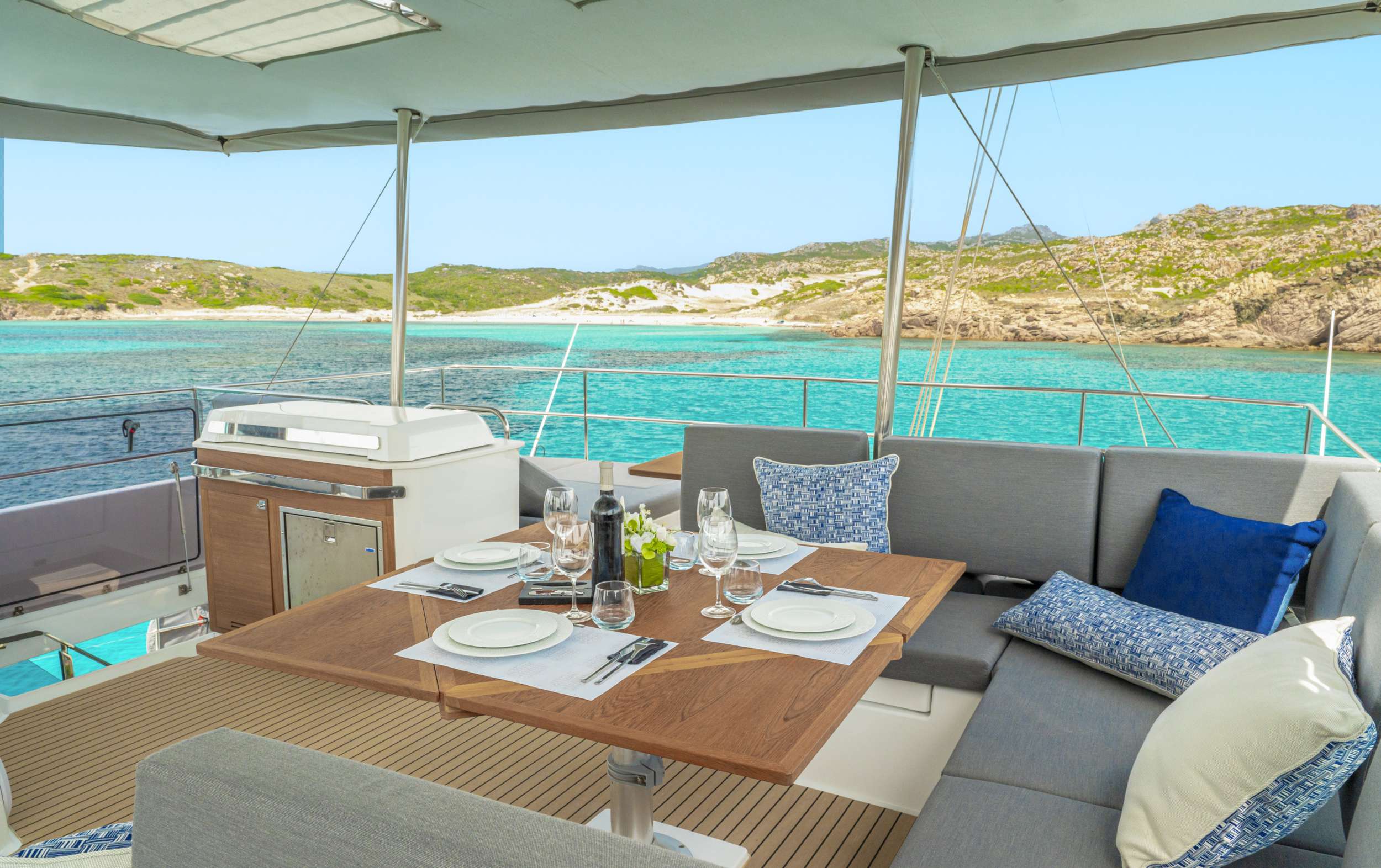 SEMPER FIDELIS Fountaine Pajot Alegria 67 - wine on the flybridge