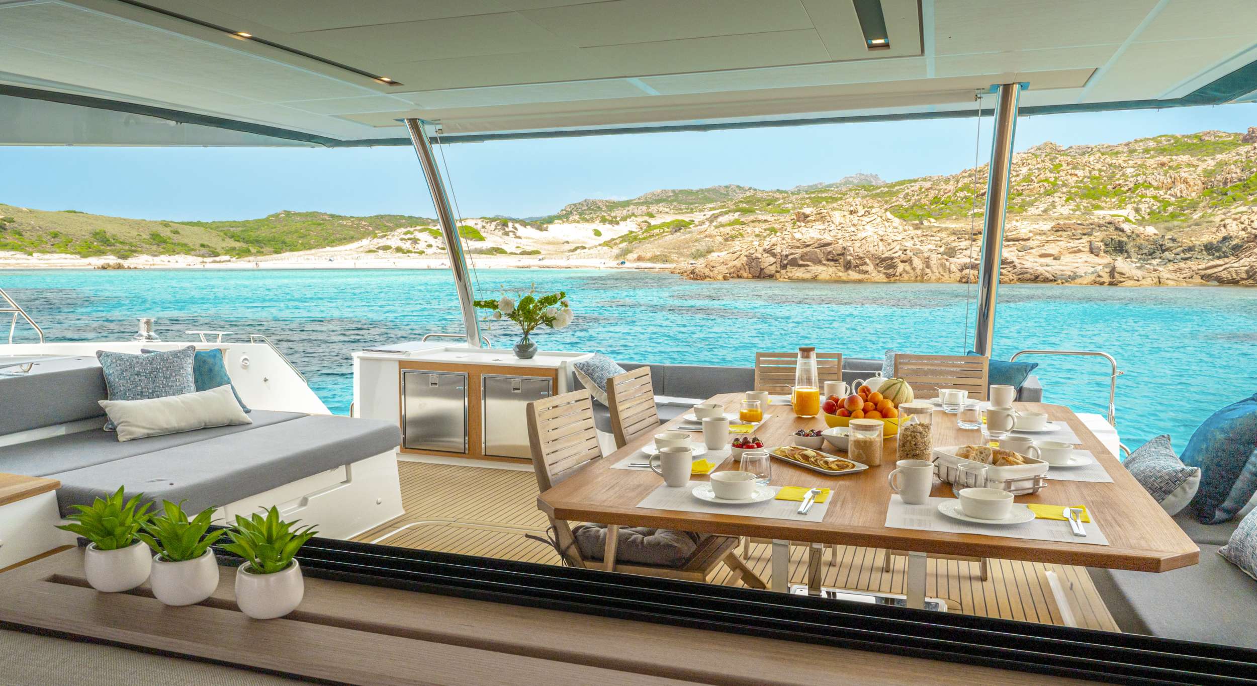 SEMPER FIDELIS Fountaine Pajot Alegria 67 - flybridge alfresco dining area