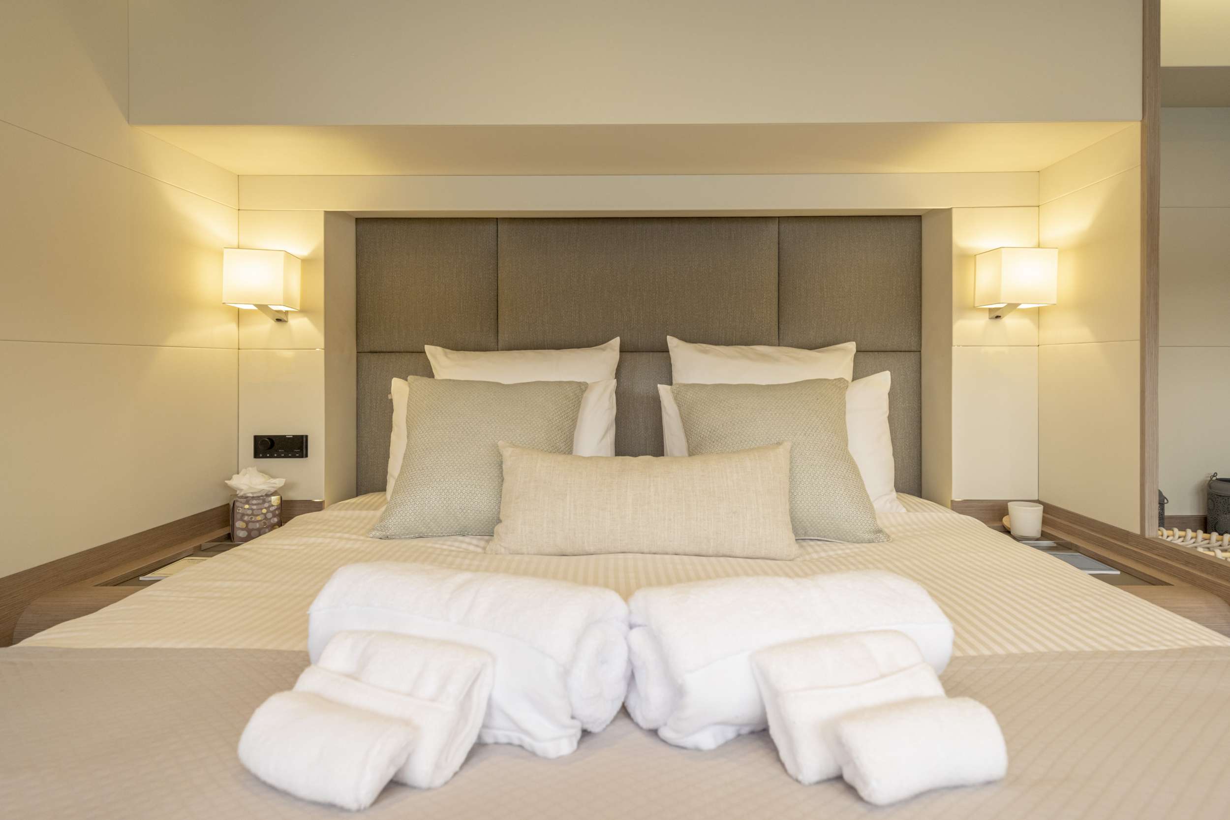 SEMPER FIDELIS Fountaine Pajot Alegria 67 - master cabin bed