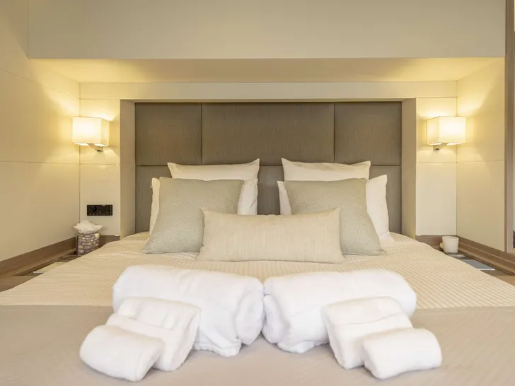 SEMPER FIDELIS Fountaine Pajot Alegria 67 - master cabin bed SEMPER FIDELIS Fountaine Pajot Alegria 67 - master cabin bed