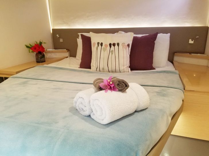 NOWHERE Fountaine Pajot Saba 50 - VIP cabin bathroom NOWHERE Fountaine Pajot Saba 50 - VIP cabin bathroom