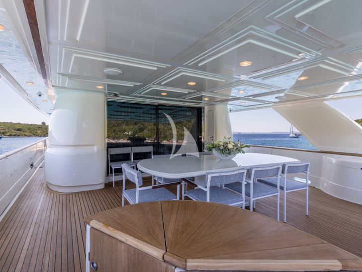 KLOBUK Ferretti Custom Line Navetta 30 - aft deck KLOBUK Ferretti Custom Line Navetta 30 - aft deck