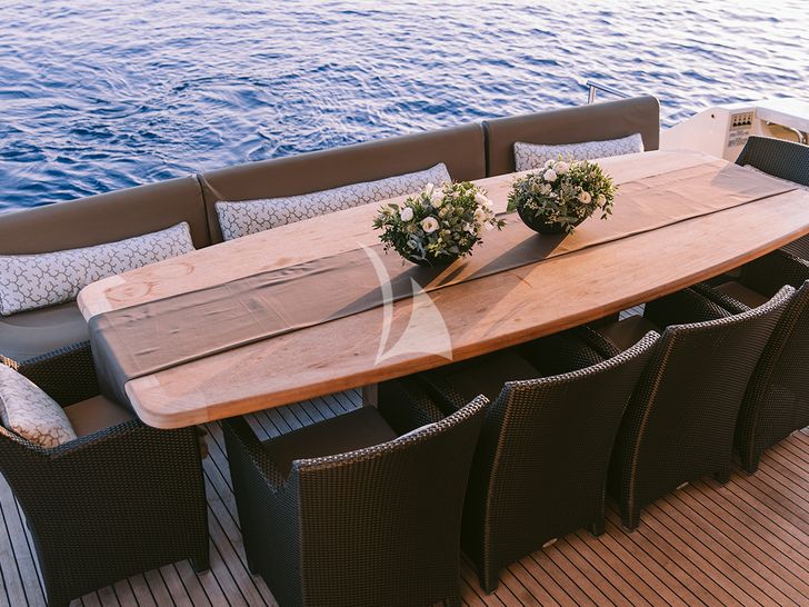 MELI Ferretti 881 - aft deck dining table MELI Ferretti 881 - aft deck dining table