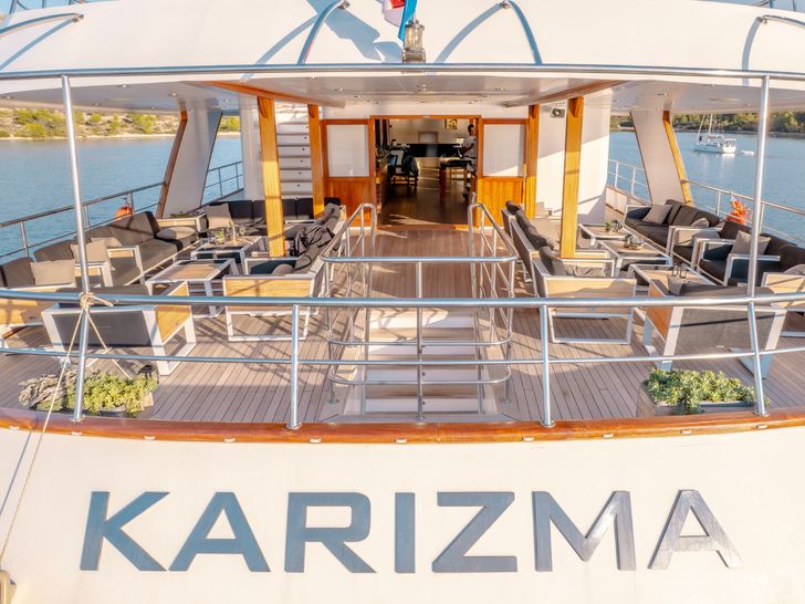 KARIZMA Custom 48m - alfresco dining area KARIZMA Custom 48m - alfresco dining area