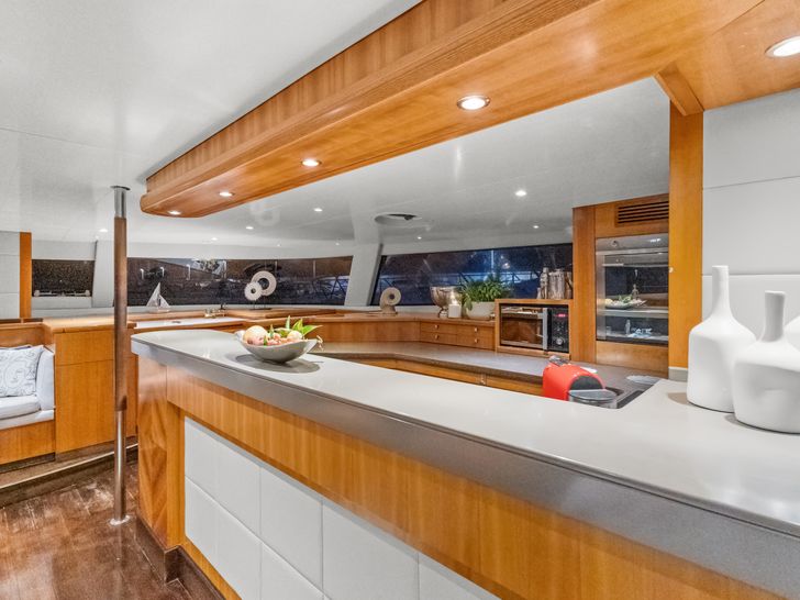 MOBY DICK Fountaine Pajot Galatea 65 - galley bar MOBY DICK Fountaine Pajot Galatea 65 - galley bar