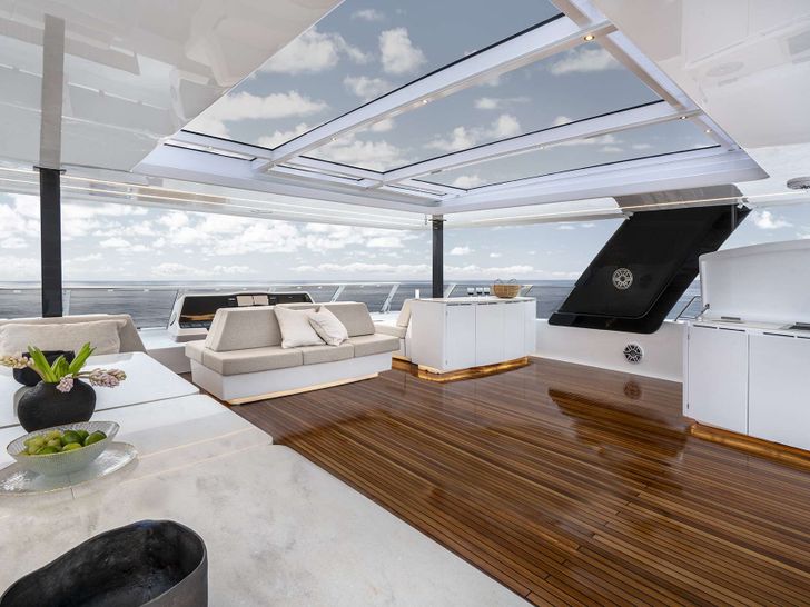 MANTA Sunreef 80 - flybridge amenities MANTA Sunreef 80 - flybridge amenities