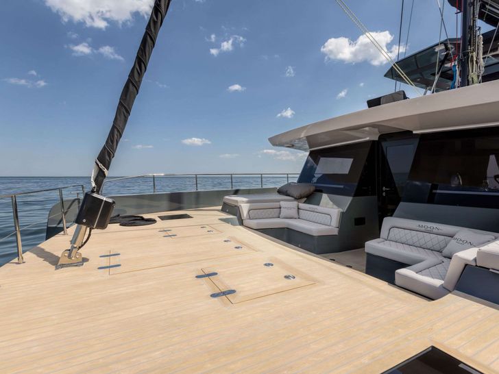 TRYST Moon Yacht 65 - foredeck TRYST Moon Yacht 65 - foredeck