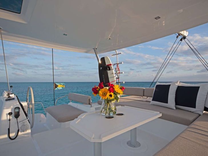 FIRST TRACKS Bali 4.6 - flybridge FIRST TRACKS Bali 4.6 - flybridge