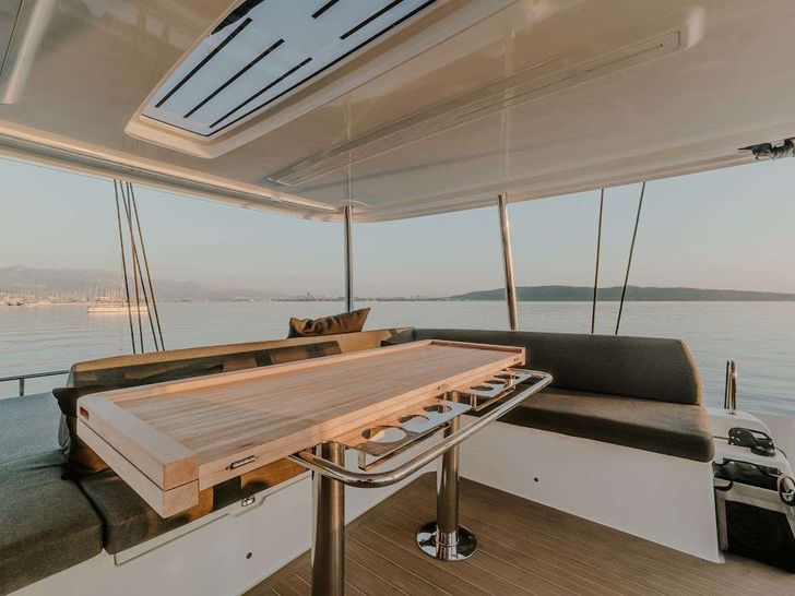TRI WING Lagoon 55 - flybridge dining table TRI WING Lagoon 55 - flybridge dining table