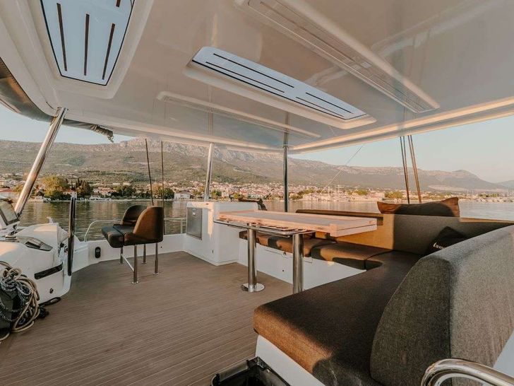 TRI WING Lagoon 55 - flybridge TRI WING Lagoon 55 - flybridge