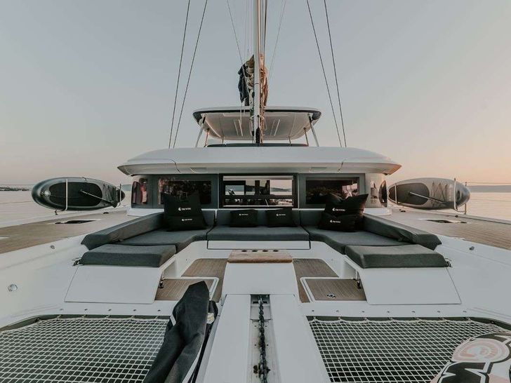 TRI WING Lagoon 55 - foredeck TRI WING Lagoon 55 - foredeck