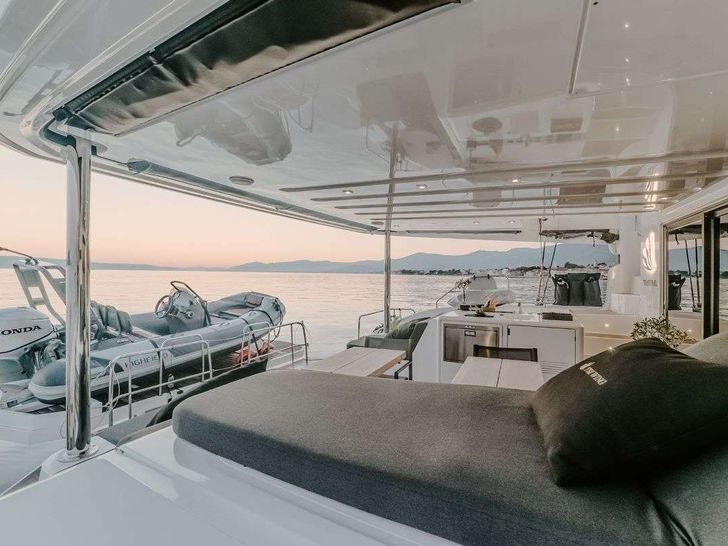 TRI WING Lagoon 55 - aft deck with the tender TRI WING Lagoon 55 - aft deck with the tender