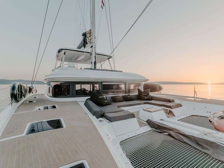 TRI WING Lagoon 55 - foredeck lounge TRI WING Lagoon 55 - foredeck lounge