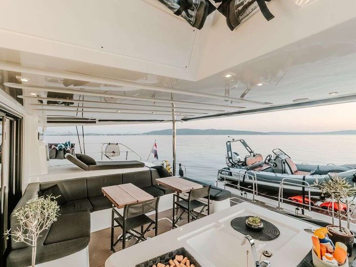 TRI WING Lagoon 55 - aft deck seating and dining area TRI WING Lagoon 55 - aft deck seating and dining area