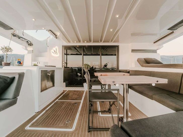 TRI WING Lagoon 55 - aft deck seating and dining area TRI WING Lagoon 55 - aft deck seating and dining area