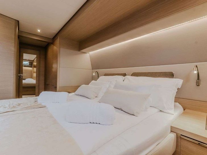 TRI WING Lagoon 55 - master cabin bed TRI WING Lagoon 55 - master cabin bed