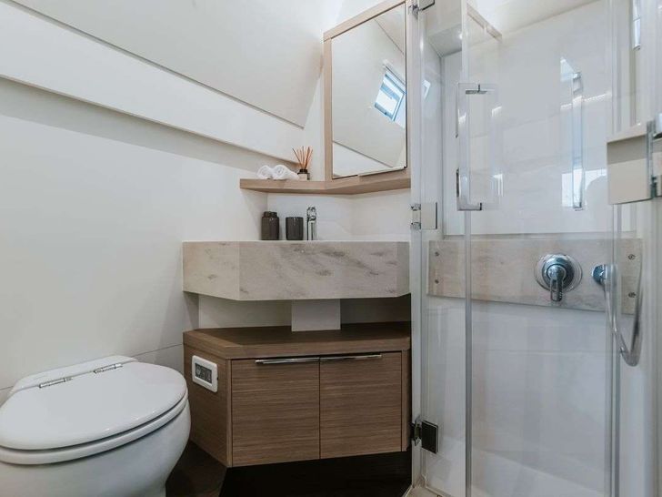 TRI WING Lagoon 55 - cabin bathroom TRI WING Lagoon 55 - cabin bathroom