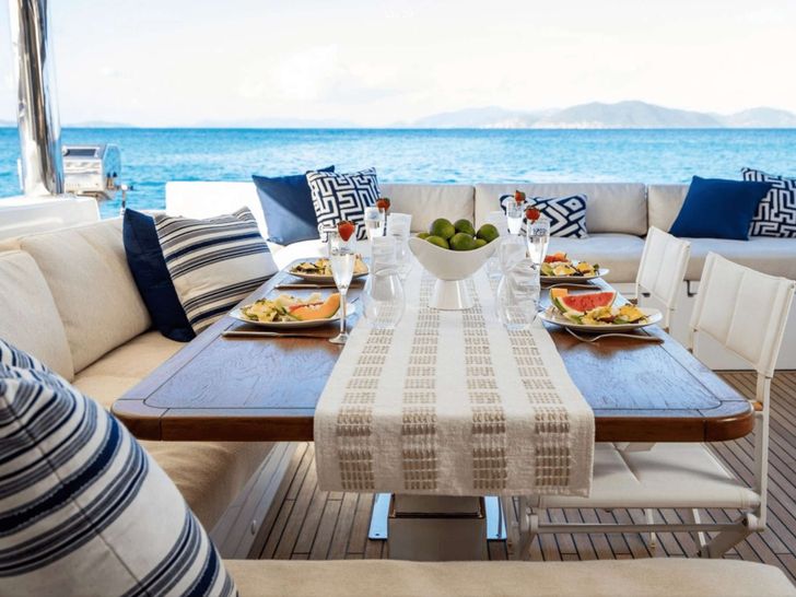 AKASHA Lagoon 620 - aft alfresco dining area AKASHA Lagoon 620 - aft alfresco dining area