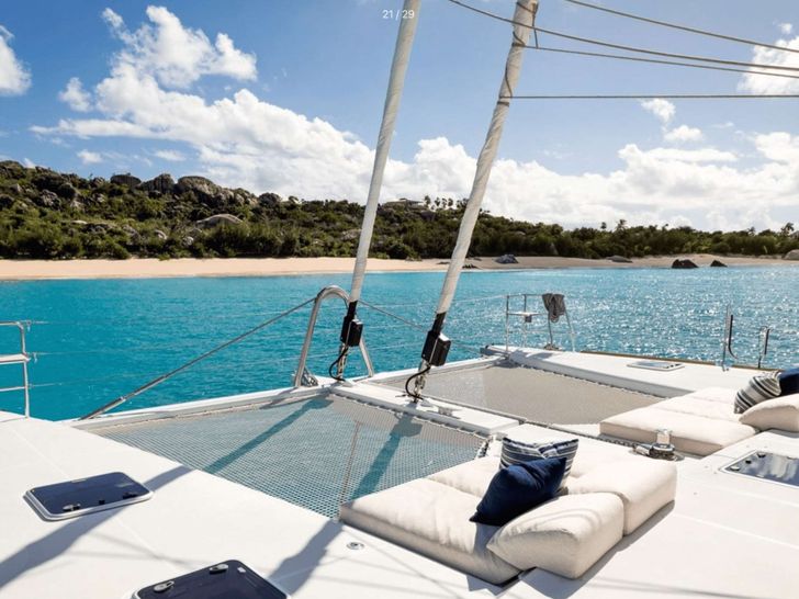 AKASHA Lagoon 620 - foredeck bronzing area AKASHA Lagoon 620 - foredeck bronzing area