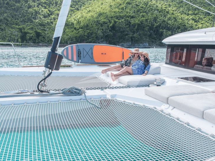 AKASHA Lagoon 620 - foredeck twin trampolines AKASHA Lagoon 620 - foredeck twin trampolines