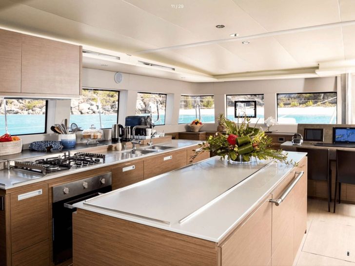 AKASHA Lagoon 620 - galley AKASHA Lagoon 620 - galley