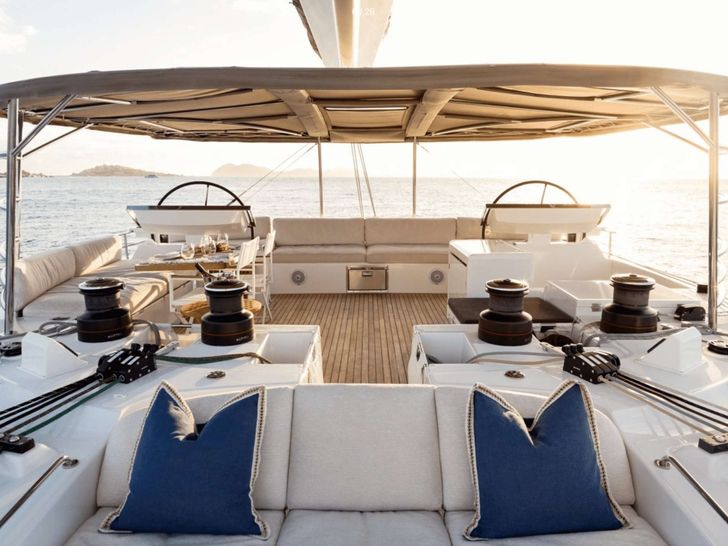 AKASHA Lagoon 620 - flybridge helm and sun beds AKASHA Lagoon 620 - flybridge helm and sun beds