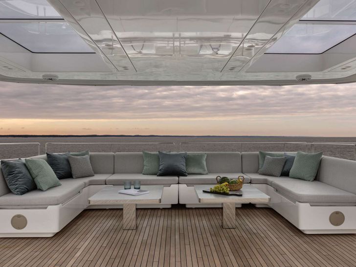 XMOTION Sunreef 80 - alfresco lounge XMOTION Sunreef 80 - alfresco lounge