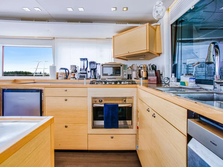 MIRA SOL Lagoon 560 - Galley MIRA SOL Lagoon 560 - Galley