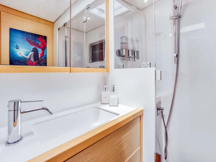MIRA SOL Lagoon 560 - Guest Cabin Bathroom MIRA SOL Lagoon 560 - Guest Cabin Bathroom