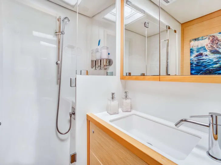 MIRA SOL Lagoon 560 - Guest Cabin 2 Bathroom MIRA SOL Lagoon 560 - Guest Cabin 2 Bathroom