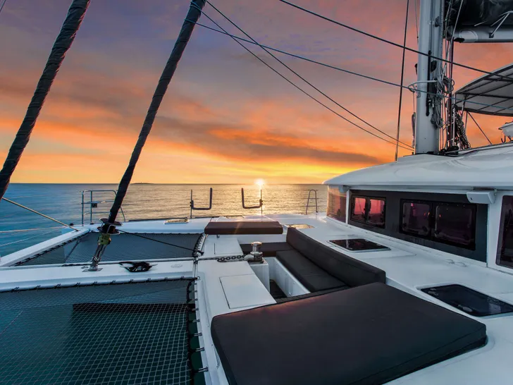 MIRA SOL Lagoon 560 - Foredeck Lounge Area MIRA SOL Lagoon 560 - Foredeck Lounge Area