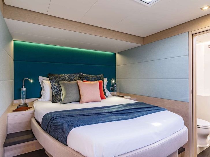 EVENSTAR Lagoon 55 VIP cabin bed
