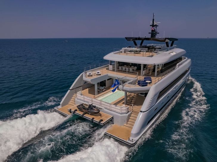 SPACECAT Power Catamaran 36m - cruising rear view SPACECAT Power Catamaran 36m - cruising rear view