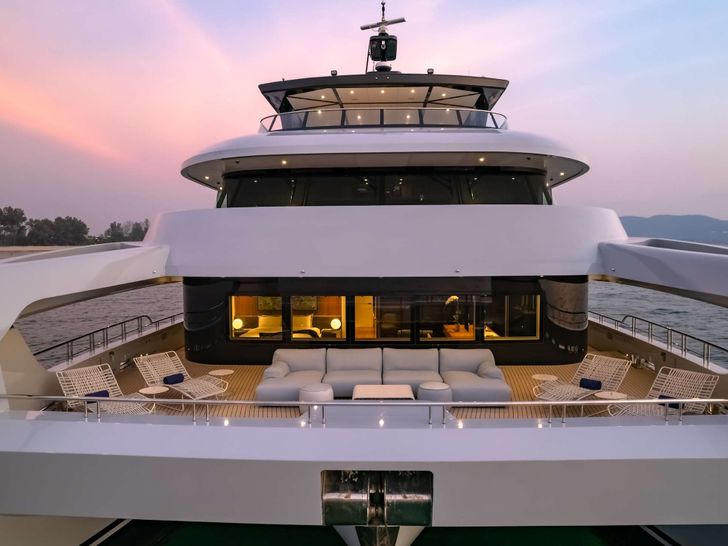 SPACECAT Power Catamaran 36m - foredeck lounge SPACECAT Power Catamaran 36m - foredeck lounge