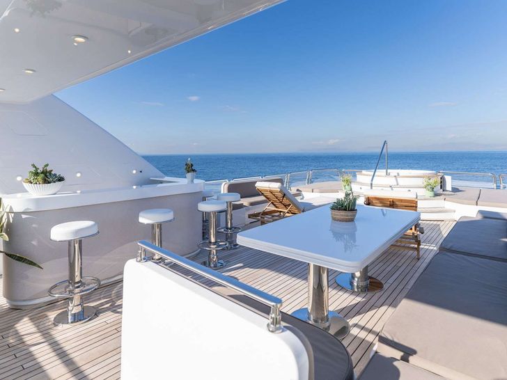 LADY G II Mondomarine 146 - sun deck LADY G II Mondomarine 146 - sun deck