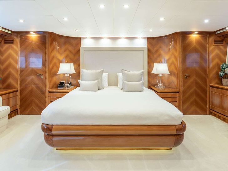 LADY G II Mondomarine 146 - master cabin LADY G II Mondomarine 146 - master cabin