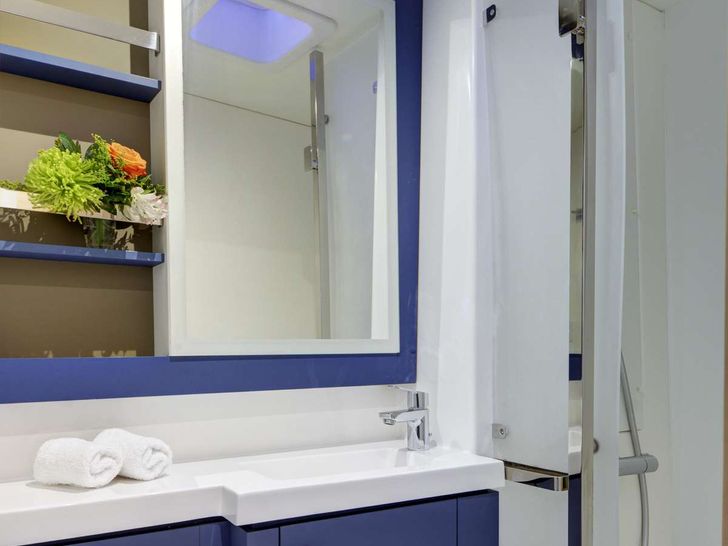 HELIDONI Fountaine Pajot Tanna 47 - cabin bathroom HELIDONI Fountaine Pajot Tanna 47 - cabin bathroom