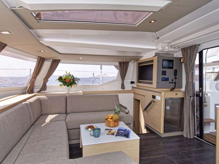 HELIDONI Fountaine Pajot Tanna 47 - saloon lounge HELIDONI Fountaine Pajot Tanna 47 - saloon lounge
